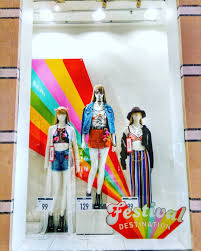 Forever 21 was originally known as fashion 21 when a south korean husband and wife opened the franchise in 1984. Forever 21 Pavilion Shopping Centre Kuala Lumpur Malaysia Never Ever Underestimate The Importan Retail Inspiration Clothing Displays Visual Merchandising