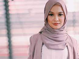 Dengar lagu online (klik dan menunggu.) browser anda tidak mendukung html5 audio. Lirik Lagu Pematah Hati Sis Gee