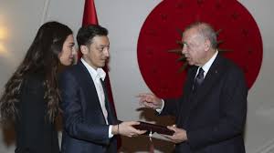 Erdogan war nicht der einzige prominente gast auf der hochzeit von mesut özil. Ozils Hochzeit Erdogan War Auch Dabei Panorama Sz De