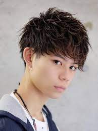 人気ツーブロックマッシュに束を無造作にフロントに集めたモヒカン感覚のマッシュスタイル なんとセットもしやすい メンズ ヘアスタイル マッシュ メンズ メンズヘアカット