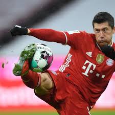 Robert lewandowski is a famous polish professional footballer who plays for the bayern munich football club and also the poland national team, where he serves as the captain. Fc Bayern Rummenigge Verbietet Lewandowski Verkauf Wie Ein Diamant