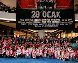 Otobüsün kaza yaptığı yere samsunspor bayrağı sererek, üzerine çiçek bırakan taraftarlar mete adanır, zoran tomic, teknik direktör nuri asan ve otobüs şoförü asım özkan hayatını kaybetmişti. Samsunspor Sehitleri Anildi Fotomac