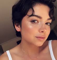 Bekah Martinez From The Bachelor Season 22 Arie Wearing Irina Victoria Jewelry S Wishbone Necklace Really Short Hair Hair Styles Short Hair Styles