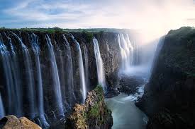 Did you know? 🤔 This summer, you can actually swim under the mighty Falls at the Eastern Cataract Pool, feeling the cool breeze of the cascading showers on your skin! If Victoria