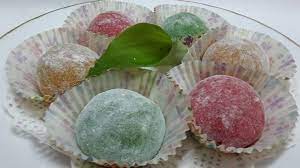 1 cawan tepung gandum 2 biji telur 3 helai daun pandan 1 1/2 cawan santan 1 1/2 sdt garam 2 sdm minyak masak beberapa titis pewarna hijau (jika perlu). Resepi Kuih Mochi Ringkas Dan Sedap Iluminasi