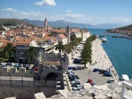 Trogir, au centre de la côte de trogir, est une commune d'environ 13 000 habitants, située au cœur de la dalmatie, à 20 km à l'ouest de la ville de split. Trogir Wikitravel
