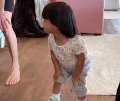 A menina, de apenas 13 anos, tira toda a roupa e fica só de calcinha, incentivada por um homem que fala ao microfone. Fofura Mayra Cardi Compartilha Video De Sophia Dancando Funk Gq Noticias