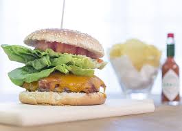 Per quanto riguarda il metodo, è possibile cuocere l' hamburger in padella oppure sulla griglia del barbecue. 10 Segreti Da Chef Per Fare L Hamburger Perfetto Sfizioso It