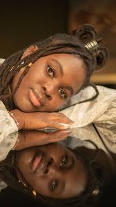 "Amor de Invierno" ....los sentimientos tienen memoria:, La gente dice que  las heridas viejas vuelven a doler durante el invierno. , Hay amores que  siempre duelen a pesar del tiempo🤍, Este viernes 30 ...