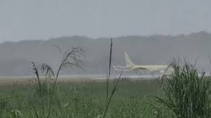 Avião sai da pista ao pousar no aeroporto de Salvador