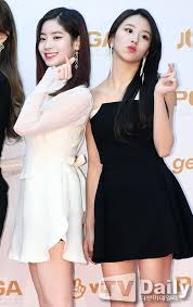 Dahyun is flexible, chaeyoung isn't. Twice Dahyun Chaeyoung Goldendiskawards2018 Aktris Beautiful