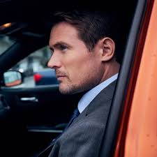 Granny's Behind Story> Elliot is a brilliant yet…sloppy little detective.  He has been waiting for the day when he can become a real detective, but he  still has a long way to