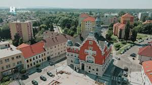 Według danych z 31 grudnia 2003 powierzchnia miasta wynosiła 6349 ha, a liczba jego mieszkańców 26 345 osób. Mesto Hodonin Home Facebook