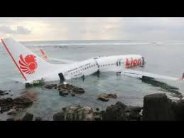 Indonesian boeing 737 airplane loses contact after takeoff | dw news. Indonesia Airline Crash Lion Air Boeing 737 Accident Into Sea Island Of Bali Youtube