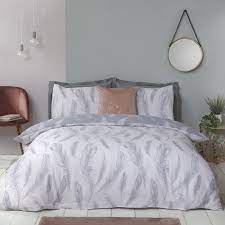 Optez pour des taies d'oreillers blanches également, pour un total look blanc, ou préférez le contraste avec draps moutardes ou vieux. Parure De Lit 200x200