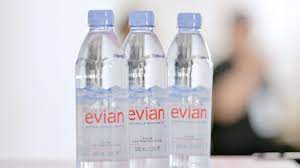 La marque evian a été l'objet de nombreux messages critiques et injurieux après le partage d'un tweet qui incitait à boire de l'eau. Fj47uekgr Fjum