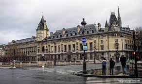 Localizado no 1º distrito de paris, na ilha da cidade, o courthouse paris alojados até o mês de junho de 2018, a suprema corte, o tribunal de recurso e… A Fragata Surprise O Melhor Presente Do Mundo Aniversario Em Paris