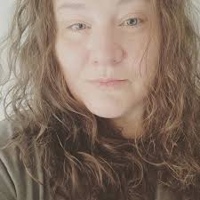 彼女に善意がないなら、彼女を放っておいて。 彼女は疲れている。