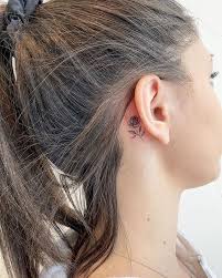 Simple and elegant is what best describes the floral design behind the ear tattoo below. 30 Cute Behind The Ear Tattoos For Women