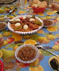 Le Fameux Plat Tunisien Couscous A La Viande Avec L Entree Piquante Salade Mechouia Miaaaaam Tunisian Food Food Punch Bowls