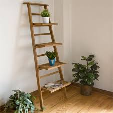 Diy Flower Stand Verwandeln Sie Eine Alte Holzleiter In Eine Blumendekoration Blumendekoration Flower Ho Plant Stand Indoor Wood Plant Stand Plant Ladder