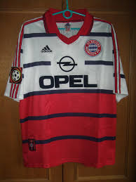 L'inconfondibile copertura dello stadio del bayern con i tipici ritorna la maglia bianca per il bayern formato trasferta. Bayern Munich Maglia Da Trasferta Maglia Di Calcio 1999 2000 Sponsored By Opel