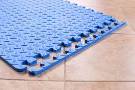 3/4″ thick, 24 square feet. The 8 Best Home Gym Floors Of 2021