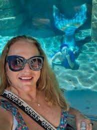 Hi, I'm new here from Brazil and want to make new friends. I don't speak  English, but the translator helps!"