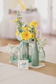 Para tener un centro de mesa con botellas se utiliza generalmente un par de ellas o un trio pero no más de eso. Centros De Mesa Para Boda Reciclados Muy Originales Y Economicos Ecologia Hoy