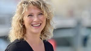 Mariée et mère de trois enfants, elle vit dans une petite ville en bretagne. Des Figurants Recherches Pres De Saint Malo Pour Jouer Dans Une Serie De Tf1