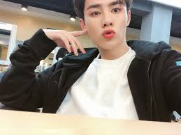 kun weibo repost 1 2 是装酷时突然抢镜的大经纪的手 3 4 依旧是和弟弟们的合照 5 6 是我爱的口味虾 和我达成共鸣的鹅 nct 127 nct jaehyun