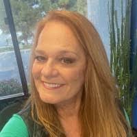 Tess Wallace's Instagram, Twitter & Facebook