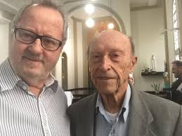 Quem madruga, Deus ajuda ! Fui na missa e consegui ficar ao lado do nosso  querido tio, no local do retiro, no Morro das Pedras.