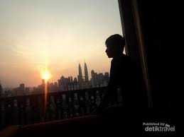 Fenomena tersebut lazim terjadi dan ilmuwan menemukan fakta bahwa suatu saat matahari terbit dari arah barat. Sunrise Di Kuala Lumpur Juara Cantiknya