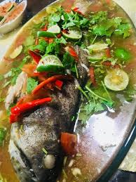 Menggunakan ikan siakap, ikan ini dikukus bersama serai, cili, tomato, daun ketumbar dan sos ikan yang akan membuat hidangan ini begitu wangi. Meera Kitchen Ikan Kerapu Stim Limau Ala Thai Resipi Facebook