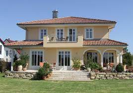 Das massivhaus toskana 200 ist eine villa im mediterranen stil mit großem eleganten balkon und einem wohnbereich mit drei großen rundbogenfenstern. Einfamilienhaus Boticelli Georg Ehrenreich Gmbh Boticelli Toskanahaus Bauunternehmen Teublitz Oberpfalz Baufirma Regensburg Landkreis Schwandorf Amberg Weiden