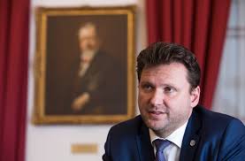 Podle ní se premiérem stane po volbách nynější předseda sněmovny radek vondráček. Vondracek Je To Asi Vec Pro Psychologa Jak Se Vsichni Spoji Proti Tomu Kdo By Mohl Byt Hegemonem Plus