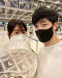 มาวันนี้ อ้วน รังสิต พา น้องมะม่วง ภรรยาสาว และ ลูกชาย น้องโรฮา ไปเที่ยวทะเลกัน แล้วโพสต์ภาพโมเม้นต์น่ารักๆ ริมทะเล ซึ่งในภาพ. Awpqcth32um5vm