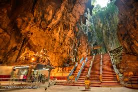 The idols resting on the insides and of course the enormous golden lord murugan statue on the entrance. Batu Caves Daerah Mana Malaykojo