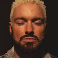 girl_irl: похожие исполнители, слушать онлайн на Zvuk.com