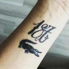 187 Geht Bis Unter Die Haut Am 18 7 Stechen Lassen 187strassenbande 187 Bonez In 2020 Foot Tattoos For Women Dragon Tattoo For Women Molecule Tattoo