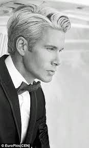 Syna mu nosí náhradní matka, kterou před početím neznal. Ken Doll Lookalike Robert Paulat Had Forty Three Cosmetic Procedures Daily Mail Online
