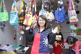 被旗幟深深吸引的賴懿容 創辦美麗台灣關懷協會 致力於旗幟回收再造 來源 美麗台灣關懷協會 reusable tote bags reusable tote tote