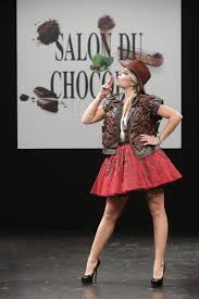 Salon Du Chocolat 2015 Le Defile De Robes Avec Fauve Hautot Alizee Camille Cerf Chocolat Art En Chocolat Sculptures En Chocolat