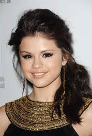 These hairstyles are the most popular throughout the world. Hairstyles For Small Forehead Yokou