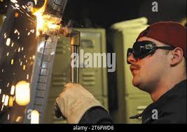 OCEANO PACIFICO (17 aprile 2021) Aviation Machinist's Mate 2nd Class Kristopher  Fuller, di Miami, assegnato a Helicopter Sea Combat Squadron (HSC) 21, lava  lo scafo di un falco marino MH-60S sul ponte