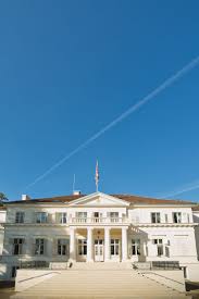 La 9 iunie 1784 de aici a fost rapit vicecomitele andrei forray (senior) de catre haiducii condusi de petre baciu. Ceremonia De La Castelul Regal SÄvarÈin In Imagini Familia RegalÄ A Romaniei Royal Family Of Romania