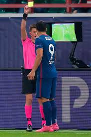 Chelsea vs atletico madrid feat haaland uefa champions league gameplay full match fifa 21. Watch Luis Suarez Get Booked For Taking Sneaky Look At Var Screen As Ref Gives Penalty Against Atletico Madrid In Russia