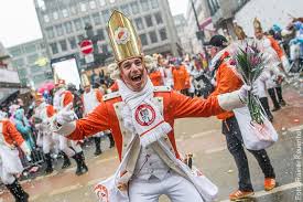 An karneval sind kölns straßen bevölkert von verkleideten menschen. Wann Ist Karneval 2022 2023 Und In Den Nachsten Jahren Koeln De