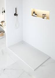 Además, los baños con plato de ducha son más seguros que los baños con una resbaladiza bañera. Como Elegir El Color Del Plato De Ducha Decorabano